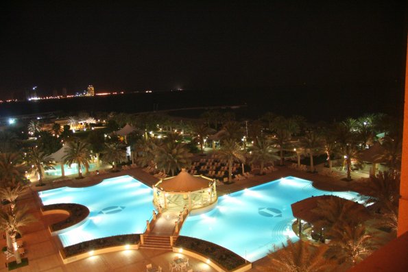 Hotel-Intercontinental-Piscine-nuit